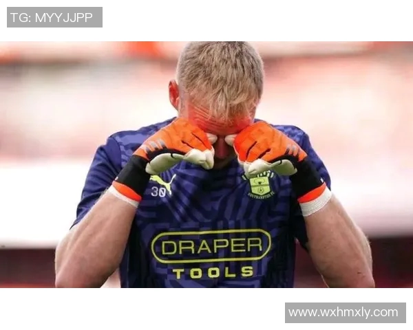 足球明星亲临球场展现风采与激情引发球迷热烈追捧